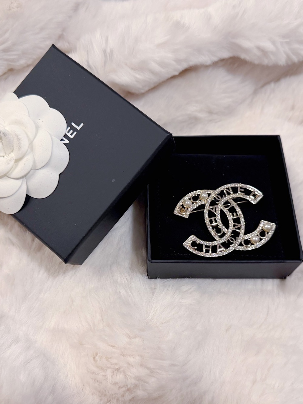 Chanel CC logo brooch embellished with crystals and pearls